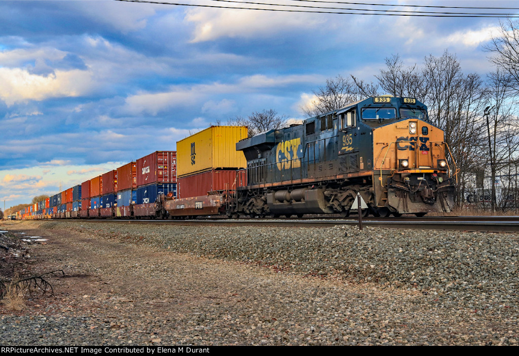 CSX 935 on I-158